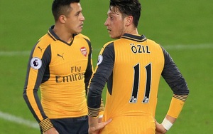 NGHỊCH LÝ: Mesut Oezil kiến tạo cho... Ashley Williams ghi bàn vào lưới Arsenal!