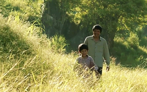 Nhạc sĩ 'Điều kì diệu phòng giam số 7' khóc vì 'Cha cõng con'