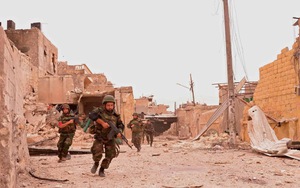 Khoảng lặng chết chóc ở Aleppo: Hoang mang không biết 'bắn' hay 'ngừng'