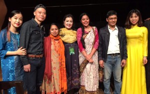 NSND Lệ Ngọc nhận Kỷ niệm chương tại Liên hoan quốc tế kịch độc diễn