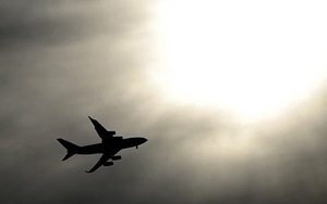 KINH HOÀNG: Máy bay quân sự Nga vỡ làm ba, hàng chục người bị thương