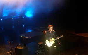 Hạnh phúc của sự chờ đợi là khán giả được Richard Marx đệm đàn cho hát