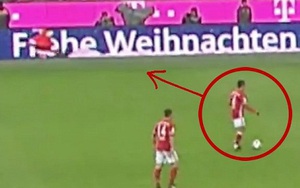 HÀI HƯỚC: 'Sao' Bayern chuyền bóng cho... ông già Noel ngay trên sân bóng