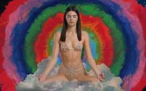 Kendall Jenner mặc bikini ngồi thiền, 'luyện chưởng' quái dị trong quảng cáo mới