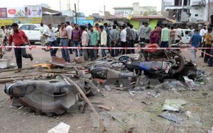 900 bình gas trên 2 xe tải phát nổ giữa đường phố