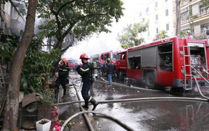 Cháy ngôi nhà 3 tầng trên phố Phùng Hưng, Hà Nội