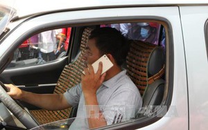Dùng điện thoại khi lái xe sẽ bị phạt 800.000 đồng