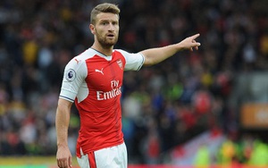 CĐV Arsenal sống trong hy vọng khi Mustafi và Welbeck trở lại