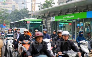 Chùm ảnh: Xe bus nhanh 'chết cứng' giữa xe máy sau nghỉ lễ