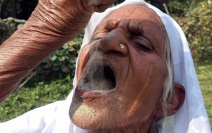 SỐC: Cụ bà tiết lộ bí quyết sống khỏe nhờ ăn... 2 kg cát mỗi ngày