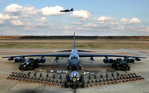 Máy bay ném bom B-52 bị rơi động cơ khi đang bay