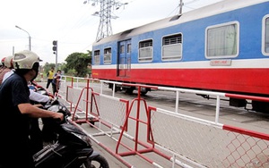 Truy tìm đối tượng cho xe ô tô lao vào gác chắn đường sắt