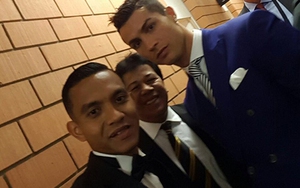 Sao Malaysia đứng chờ Ronaldo chỉ để xin được... 'tự sướng'