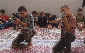 PHẪN NỘ: IS dùng trẻ em làm 'bia đỡ đạn'