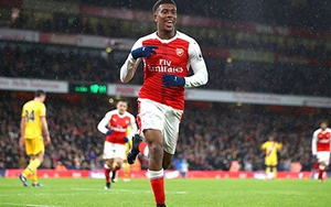 Arsenal đâu thiếu cây làm bàn!