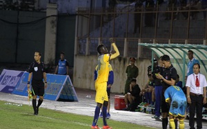 Khiêu khích tục tĩu CĐV, tiền đạo Omar bị treo giò 8 trận