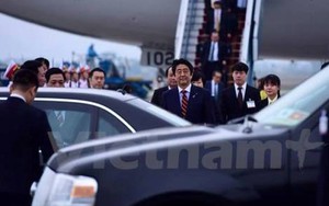 Thủ tướng Nhật Bản Shinzo Abe đặt chân xuống sân bay Nội Bài