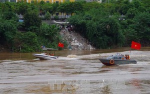 Điều chuyển 3 cảnh sát giao thông đường thủy Hà Nội sau vụ xả thải xuống sông Hồng