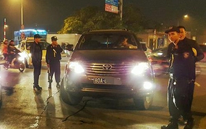 Xem xét khởi tố lái xe biển xanh chống người thi hành công vụ