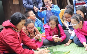 Vẽ tranh gà, đón Tết kiểu Tây Bắc ở Hà Nội