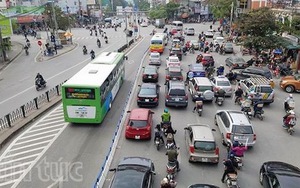 Có dải phân cách cứng, buýt nhanh vẫn bị 'chiếm' đường
