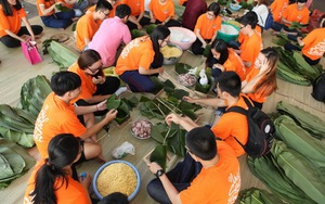 Sinh viên TP. HCM gói 1.200 bánh chưng tặng người nghèo ăn Tết