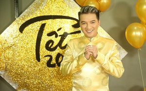 Ca sĩ Đàm Vĩnh Hưng hát hai bài, mang theo 10 đôi giày, 16 bộ trang phục