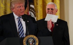Vì sao Tổng thống Trump chưa tiết lộ nội dung 'thư mật' do ông Obama để lại?
