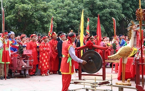 Không chém lợn giữa sân đình tại lễ hội làng Ném Thượng