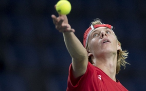 HI HỮU: Tay vợt Canada bị loại trực tiếp do đánh bóng vào mặt trọng tài ở Davis Cup