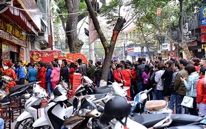 Hà Nội: Hàng trăm người xếp hàng mua vàng ngày vía Thần Tài