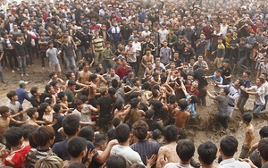 VIDEO: Tranh cướp hỗn loạn ở hội cướp Phết Hiền Quan