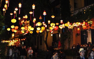 Thả hoa đăng, ngắm đèn lồng rực rỡ trong đêm Nguyên tiêu ở Hội An