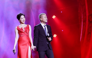 Ca sĩ Tuấn Hưng nắm chặt tay Lệ Quyên trước ngày Lễ tình nhân