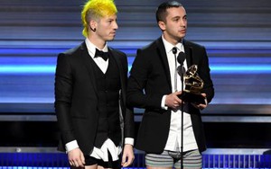 Grammy 2017 'đáng nhớ' với màn ngã nhào, chửi thề, mặc đồ lót nhận giải...