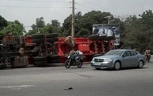 KINH HOÀNG: Lật xe tải chở nhiên liệu hạt nhân ở Pháp