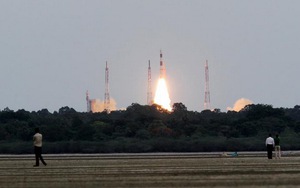 Tên lửa Ấn Độ 'cõng' cùng lúc 104 vệ tinh lên vũ trụ!