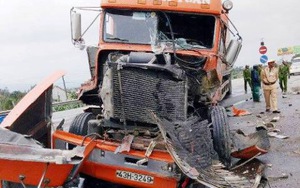 Xe container đấu đầu xe tải đông lạnh trên QL 1A