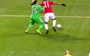 TRANH CÃI: Martial đáng bị đuổi vì đánh cầu thủ Saint Etienne chảy máu mồm?