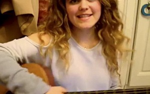 VIDEO: Cô gái cực dễ thương hát cover trong phòng ngủ gây sốt mạng xã hội