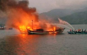 CHÙM ẢNH: Tàu cá bốc cháy dữ dội, thiêu rụi cả 2 tàu bên cạnh