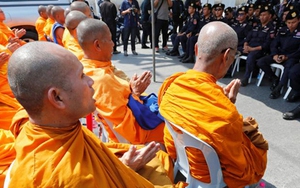 Chùm ảnh: 4.000 cảnh sát truy bắt sư trụ trì 72 tuổi vì tội rửa tiền