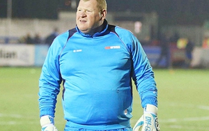 Thủ môn khổng lồ nhất thế giới: 46 tuổi, 125 kg và sắp đối mặt với Sanchez