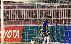 Thủ môn Long An không phải người duy nhất quay lưng với quả penalty