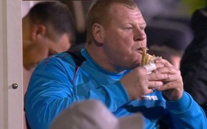 Nhà cái nguy cơ bị phạt nặng vì... thủ môn béo ăn hambuger trong trận gặp Arsenal