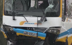VIDEO: Bị xe tải tông, xe buýt 'bơi' kênh