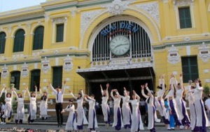 Lễ hội Áo dài TP HCM nói không với áo dài cách tân