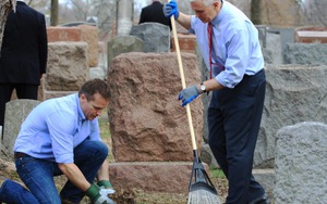 Phó Tổng thống Mỹ dọn dẹp nghĩa trang Do thái bị phá