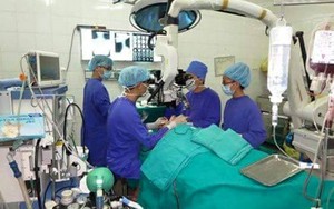 Bác sĩ kể về những ca phẫu thuật 'nghẹt thở' kéo dài cả ngày