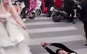 VIDEO: Cô dâu xích tay, lôi xềnh xệch chú rể tới đám cưới